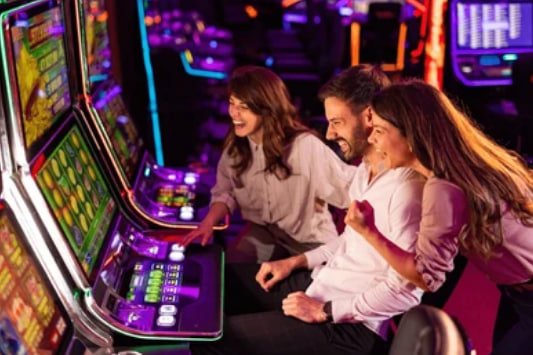 Tampilan aplikasi ayukplay di perangkat mobile dengan antarmuka yang mudah digunakan